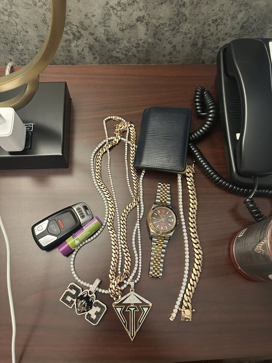 TheJewelerTY's tweet photo. #Pocketdump hotel version https://t.co/wsDWu5QkSM
