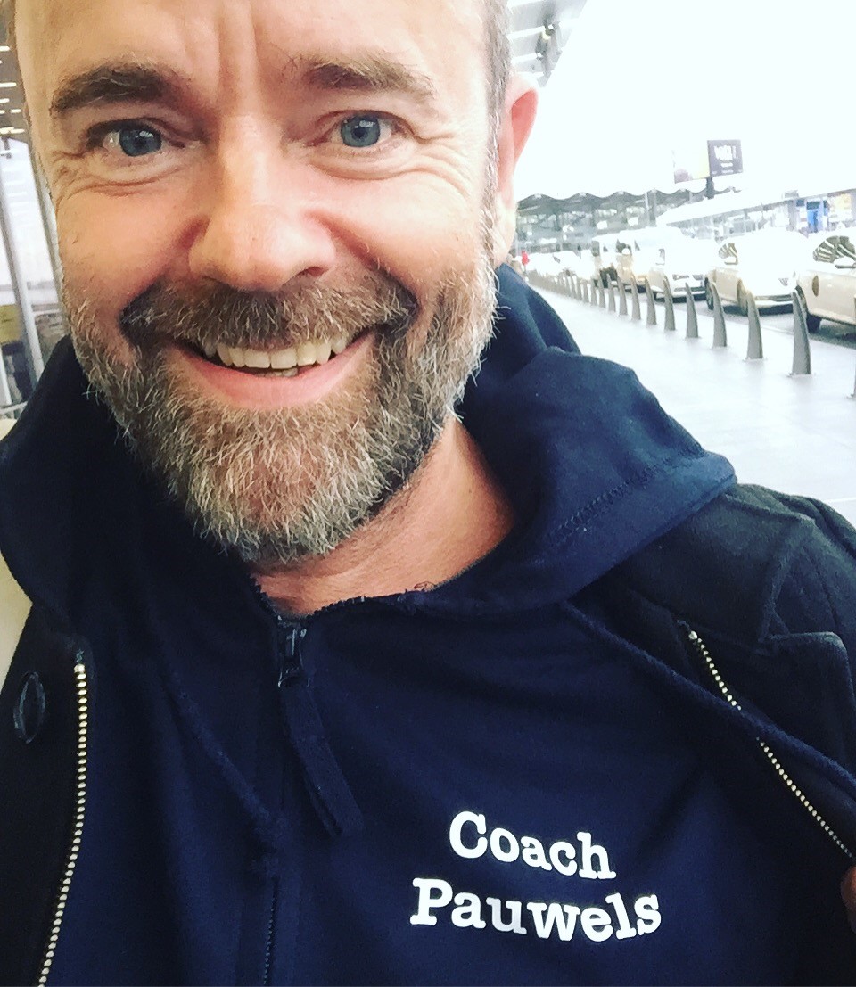 'Kwetsbaarheid was een exotisch begrip.
Gevoelens werden bedolven onder drugs.
En ontspannen lukte alleen met geweld...'

Lichter.

marnix.nl/homepage/welko…