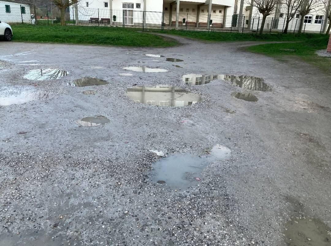 STEC_Cantabria's tweet photo. 😓 A que nadie se imagina un aparcamiento en este estado para un concertado de la capital...
Nuestro apoyo al AMPA del instituto de Castañeda frente a la inacción gubernamental. https://t.co/abyma9fwWd