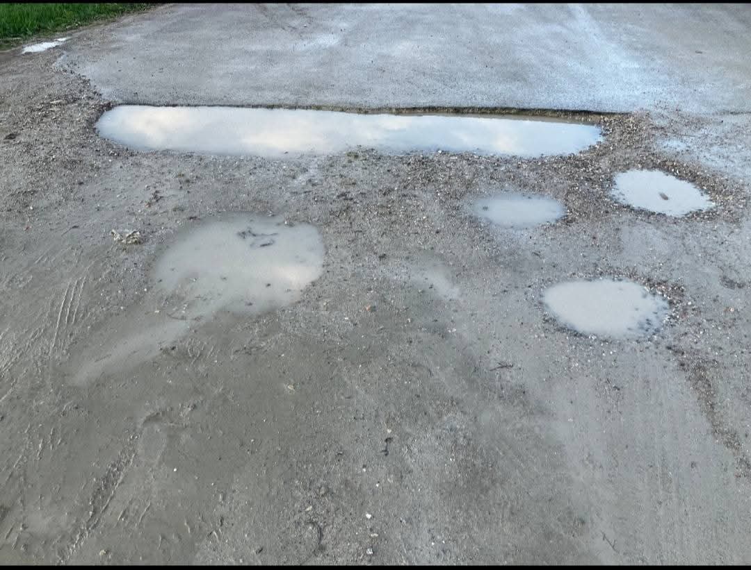 STEC_Cantabria's tweet photo. 😓 A que nadie se imagina un aparcamiento en este estado para un concertado de la capital...
Nuestro apoyo al AMPA del instituto de Castañeda frente a la inacción gubernamental. https://t.co/abyma9fwWd