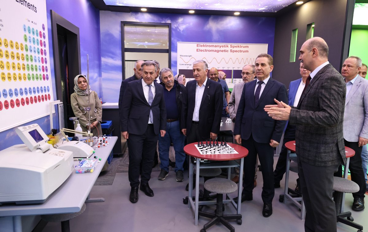 MstfBuyukegen's tweet photo. Konya Sanayi Odası olarak, Meram Fen Lisemize kazandırdığımız Teknoloji Laboratuvarı'nın açılışını yaptık.

Öğrencilerimizin teoriğin yanı sıra pratik eğitim de görebilecekleri, Ar-Ge-inovasyon odaklı proje geliştirebilecekleri laboratuvarımızın hayırlı olmasını diliyorum. https://t.co/l8TMK2J3IT