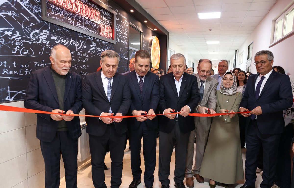 MstfBuyukegen's tweet photo. Konya Sanayi Odası olarak, Meram Fen Lisemize kazandırdığımız Teknoloji Laboratuvarı'nın açılışını yaptık.

Öğrencilerimizin teoriğin yanı sıra pratik eğitim de görebilecekleri, Ar-Ge-inovasyon odaklı proje geliştirebilecekleri laboratuvarımızın hayırlı olmasını diliyorum. https://t.co/l8TMK2J3IT