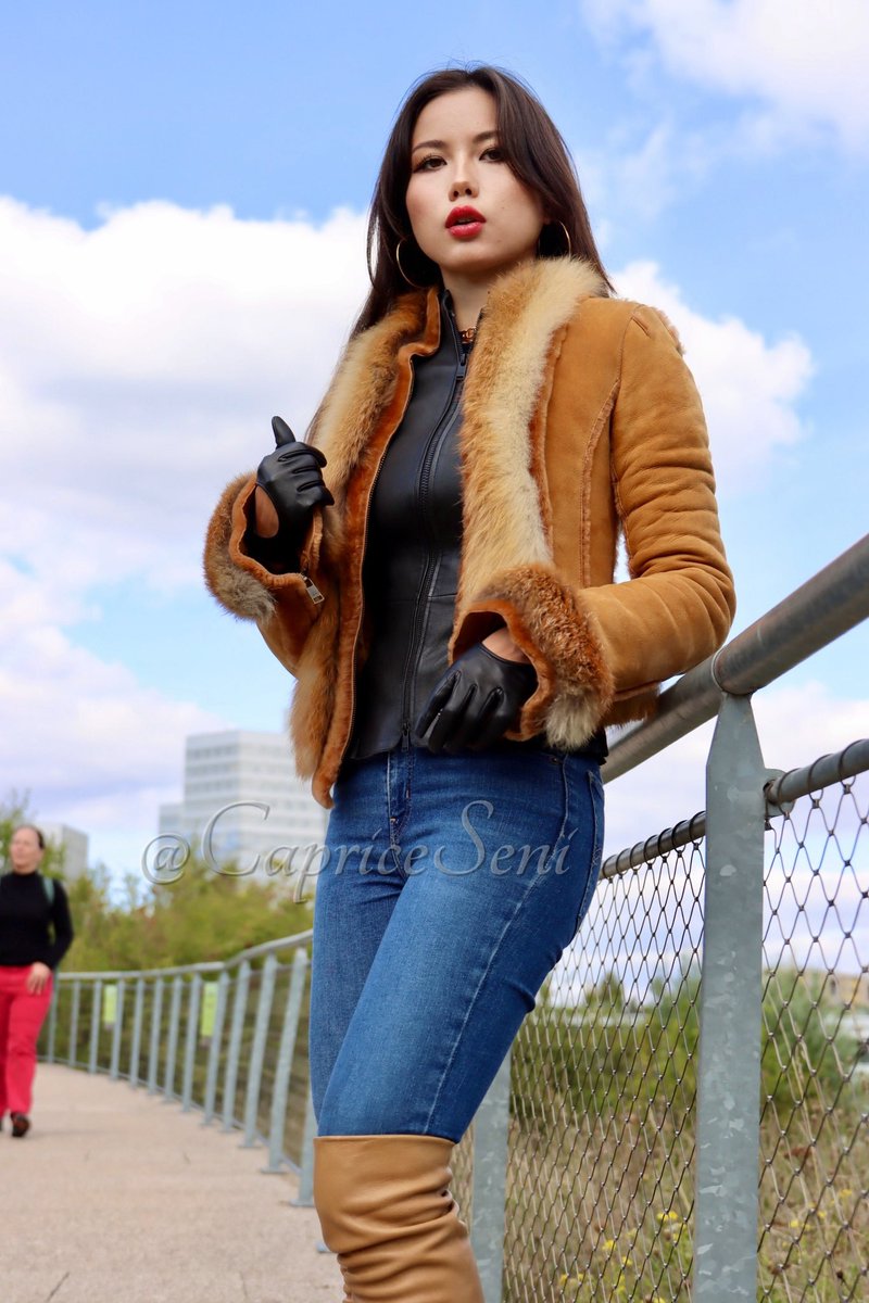 Is that your wife comming over ? Haha so embarrassing for you ! She looks ugly af haha, go kiss her so she can have a taste of by boots soles you just licked clean loser 😂