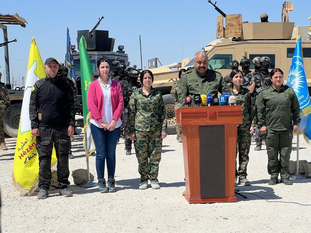 XevnaM2's tweet photo. 🚨 İç Güvenlik Güçleri, QSD ve YPJ ortaklığında Hol Kampı'nda DAİŞ'e karşı operasyon başlatıldığını duyuruldu. https://t.co/qmESJUj7WO