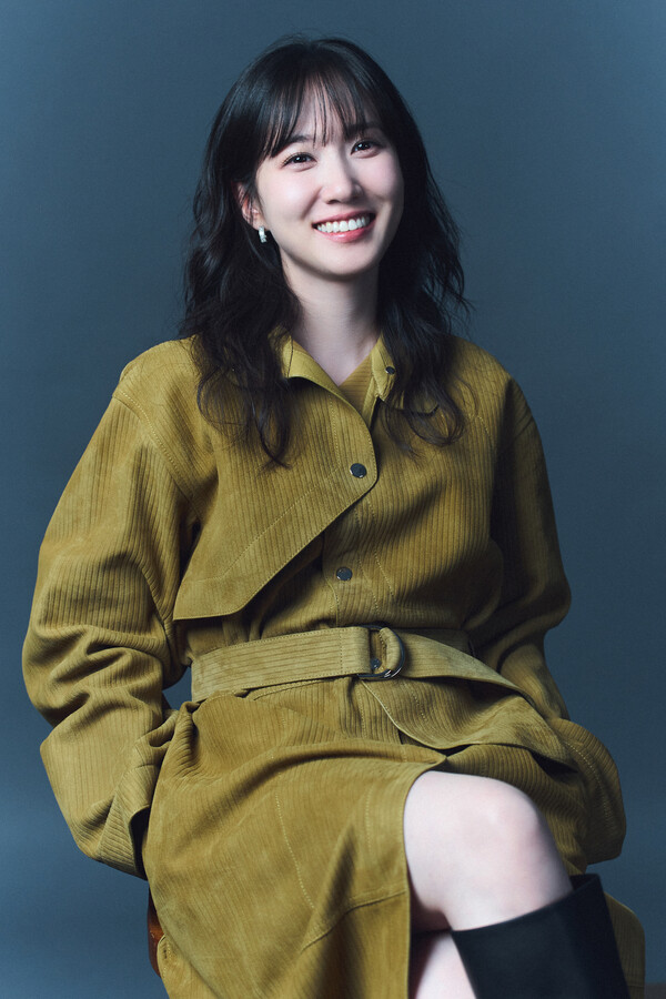 Gigisu_'s tweet photo. 採訪現場彷彿遇見善良版本的世玉🥹
Q世玉與朴恩斌過去演過的角色或她本人的善良形象完全不同的角色。是如何參與這部作品的？對於這種形象轉變有壓力嗎？
A大家評價說發現了全新的面貌，但我並不是為了擺脫形象而參與的。只是抱著沒做過的事要不要試試看的輕鬆心情，這部作品是製作方主動找上我的。他們說在想到世玉這個角色時就聯想到我，覺得很有趣。像主角是醫生，既能救人也能殺人這樣強烈的角色，居然會有人想到我，也讓我透過公司問了製作方為什麼是我。他們說，只有我來演，才能帶來新鮮的感覺，因為難以想像，所以特別想看我詮釋世玉。我自己也覺得劇本有趣，所以覺得值得一試，並不認為是很困難的挑戰。

Q世玉這個角色個性非常鮮明，詮釋時有遇到什麼困難嗎？
其實我在演戲時，會提前儲備好能夠順利完成表演的能量。我自己能感受到，如果在日常生活中消耗太多能量，到了真正工作的時候可能就無法發揮得很好。當我感覺到快要耗盡、情緒快要枯竭時，就會努力調整自己。因此，這部作品中雖然有很多需要演繹情感極端的場面，也有不少不容易表達的部分，但我都盡量自我調節。
反而是在和前輩對戲、互相呼應時，總能感受到新的愉悅，心想這就是多巴胺在分泌啊。但同時也會自我審查：多巴胺這麼分泌真的可以嗎？我在這種情境下產生快感真的沒問題嗎？我一直在思考這些問題，也會擔心觀眾會如何接受我的表現，所以像是在過河時不斷敲打石橋般謹慎地投入到作品中。
比較辛苦的是，後期拍攝時拍攝時間越來越不夠。當我看到劇本第八集最後楊警監被除掉、與前輩見面的那場戲時，強烈感受到這部劇就是為了呈現這一幕而一路走來。那場戲不僅能解答想傳達的訊息，也能讓人理解這兩個人的情感線。正因為有那場戲，觀眾才會覺得看這部劇是值得的，所以我也是朝著那場戲全力衝刺，想要好好表現出來，把所有力量都傾注其中。但可惜的是，當天現場情況是天都快亮了，我和世玉都在拼盡全力奮戰。雖然拍得很辛苦，但也因為如此，觀眾能夠和我們一起共鳴深刻的情感，真的非常感謝大家。

Q世玉與崔德熙(薛景求)的對立與合作，兩位演員的表現方式有討論過嗎？
A這部戲必須和前輩有很多對話。尤其第7、8集劇本出得比較晚，讓我們思考這個系列最終要傳達什麼內容。關於用什麼心情參與、要怎麼把這部作品的感覺傳達給觀眾，我和前輩討論了很多。角色關係本來就不尋常，所以我們也認同情感的流動不能太普通。同時也希望觀眾不要覺得難以親近。

Q世玉和徐助理(尹燦榮)的關係是如何詮釋的？
A我們的作品不僅對配角，連世玉的童年背景都沒有深刻交代。和其他作品不同，這部劇乾脆省略那些設定，而是用人物關係推動故事。從過去的場景可以看出，世玉在想動手術時會和徐助理交易，雖然畫面沒拍出來，但劇本裡有寫到徐室長衣服摺得很整齊。看到這點，世玉立刻判斷這個人很有用，已經在思考他的價值了。

Q你和世玉一樣有執著的地方嗎？
A 其實，我從未試圖找出自己和世玉的相似點。無論是世玉還是其他角色，我都把他們當作和自己完全不同的人，這樣我才能夠沉浸在演技當中。因為如果我心想：我好像不會這樣想，這個角色到底為什麼會這樣做呢？，我就感覺會和那個朋友(角色)變得非常疏遠。對我而言，徹底地將角色「他者化」，反而是能與他們更加親近的方法。我只是單純地，想把我所扮演的角色好好地介紹給這個世界。

Q手術場面是如何拍的？
A我救了四個人。第3集和一田女士對話時，播出的手術畫面，反正只拍到手，所以那部分是替身演員做的，剩下的部分都讓我自己來。醫院的教授還特地請假在現場指導。手術場景那天，教授就像實際手術實習一樣，告訴我該怎麼做，幸好神經外科需要非常細緻的操作，所以手部的動作不大。但是有一點我特別注意，聽說每個醫生的手術風格都不一樣。有些人非常謹慎，一步一步地整理、去除，以安全為第一；也有些人盡可能快速地進行，聽說手術風格可能因個性而異，所以既然我飾演的是天才，我就決定大膽一點，我做了很多細微的設定。

Q你認為德熙想教給世玉什麼？
A我認為老師想要促成手術死亡的固執，以一般人的心態來看可能有點難以理解。我認為這部電視劇的結局是兩人共同的勝利。也就是說，德熙認為自己從未失敗過，所以無法進入下一個階段。他可能也從未抱持過想要拯救他人的心。因為德熙和世玉兩人都是有實力的醫生，但並不是好的醫生。所以我認為他是為了讓世玉能夠控制超越實力的情感而這樣做的。所以他說哭出來看看，痛哭一場看看。這句台詞的脈絡，可能是希望世玉透過失敗來了解那種恐懼。
但是德熙那樣的固執，成功的部分真的讓我流淚了。甚至讓我跪下了。最終老師在一定程度上達成了他想要的目的，所以我覺得這是兩個人的勝利。劇本的開頭，編劇就直接寫著：韓德爾的歌劇里納爾多的詠嘆調，讓我痛哭，開始響起。他指定了第一首音樂。我曾問編劇去手術室為什麼要放這首音樂？，編劇回答說：這個故事最終會是德熙讓世玉哭泣的故事。這句話讓我深受感動。所以我想只要朝著那個方向去演繹就可以了。可惜的是，實際播出的版本中並沒有使用這首音樂。

Q世玉對大腦和手術的執著是她的動力，那你對演戲的動力是什麼？
A 我的演技原動力阿，我認為理解人類是一件很困難的。不過，當嘗試去理解人類時，總會有獲得某種領悟的瞬間。發現原來這個人是這樣的人啊的那些時刻，對我來說很有趣。所以我也把自己的角色們當作朋友看待。那些住在我心裡不同房間的角色們，總是和我一起。因為這些角色也促成了我的成長，所以我對他們有一種特別的感情。
雖然角色是由作家創作出來的，但我認為，真正去詮釋、理解這個角色並呈現給觀眾看的，是屬於演員的責任。就像世玉這個角色，也是我所遇見的世玉是這樣的，然後介紹給大家。每當這樣的介紹越來越多時，不僅是我，還有一起喜愛這個角色的人們，這一點都成為我很大的力量。

Q你認為你的演技是天賦還是努力？
A我覺得好像兩者都不是。我從來沒覺得自己有什麼天賦，但也不是那種會拼命努力的人。我認為每個人的標準都不一樣。不過，很多人覺得我很認真、非常努力地在生活，但其實我很清楚自己的懶惰。我當然也知道自己有懶散的一面，所以也不是只是在努力生活而已，我覺得有些地方大家可能有誤會。我也是在守護自己的身心健康，同時為了職業上的責任，努力表達、調整自己。而且，我確實也有想讓觀眾們覺得有趣的慾望。我也是在經歷試錯的過程中慢慢成長的。

Q那麼在成長的過程中，你偏好什麼方式呢？也有人會像德熙一樣，選擇像把小獅子推下懸崖那樣用強硬的方式來培養自己
A我偏好階梯式成長。當然，有時也會突然實力大幅提升，或是突然有所領悟的時候。但那並不是一直呈現上升曲線。所以我會一步一步地走在這條路上，回頭看時才發現原來這是階梯。即使當下看不到明顯的進步，也要為未來儲備能量，等到時機成熟，那些努力終究會成為自己的東西，所以我一直以這樣的心態等待著那個時刻。