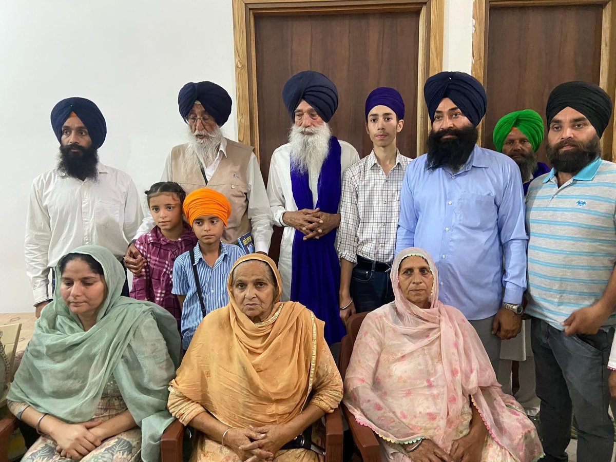 It was a pleasure to meet Sikh activist, fine writer and a courageous warrior Bhai Narain Singh Chaura and their family at their residence.
 
His enthusiasm for panthic causes is felt through his words. May Waheguru bless him with good health, chardi kala and sewa of the panth.