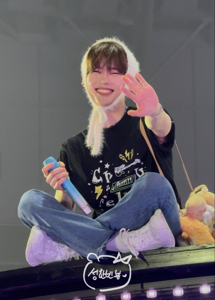 hanbaobin's tweet photo. MAMA HE MAKES ME SO HAPPY 😭😭😭😭😭 https://t.co/Mm9CfDETI7