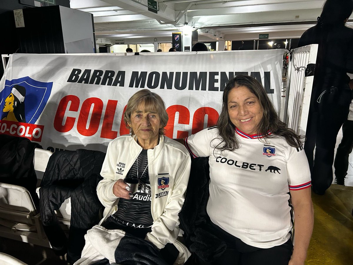 Otro golpe para Colo Colo, a un día del Centenario. A las 7 de la mañana de hoy falleció María Fernández, popularmente conocida por María Colo Colo y seguidora del club desde niña.
Se fue con 90 años, rodeada por su familia y con la pena de haber asistido al último y fatal