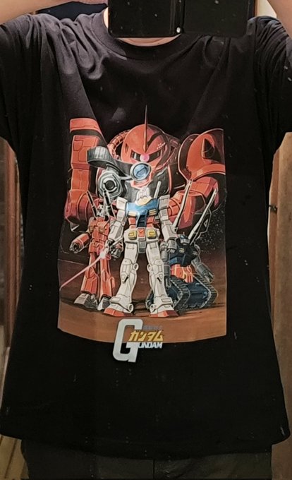 もう夏か!ーというくらいに暑くなってきてその備えが無かったのでユニクロで何でもいいからテキトーなのを…と覗いたらガンダム45thTシャツがあったので買ってきた。どうせなら気に入ったデザインTがいいに決まっている 