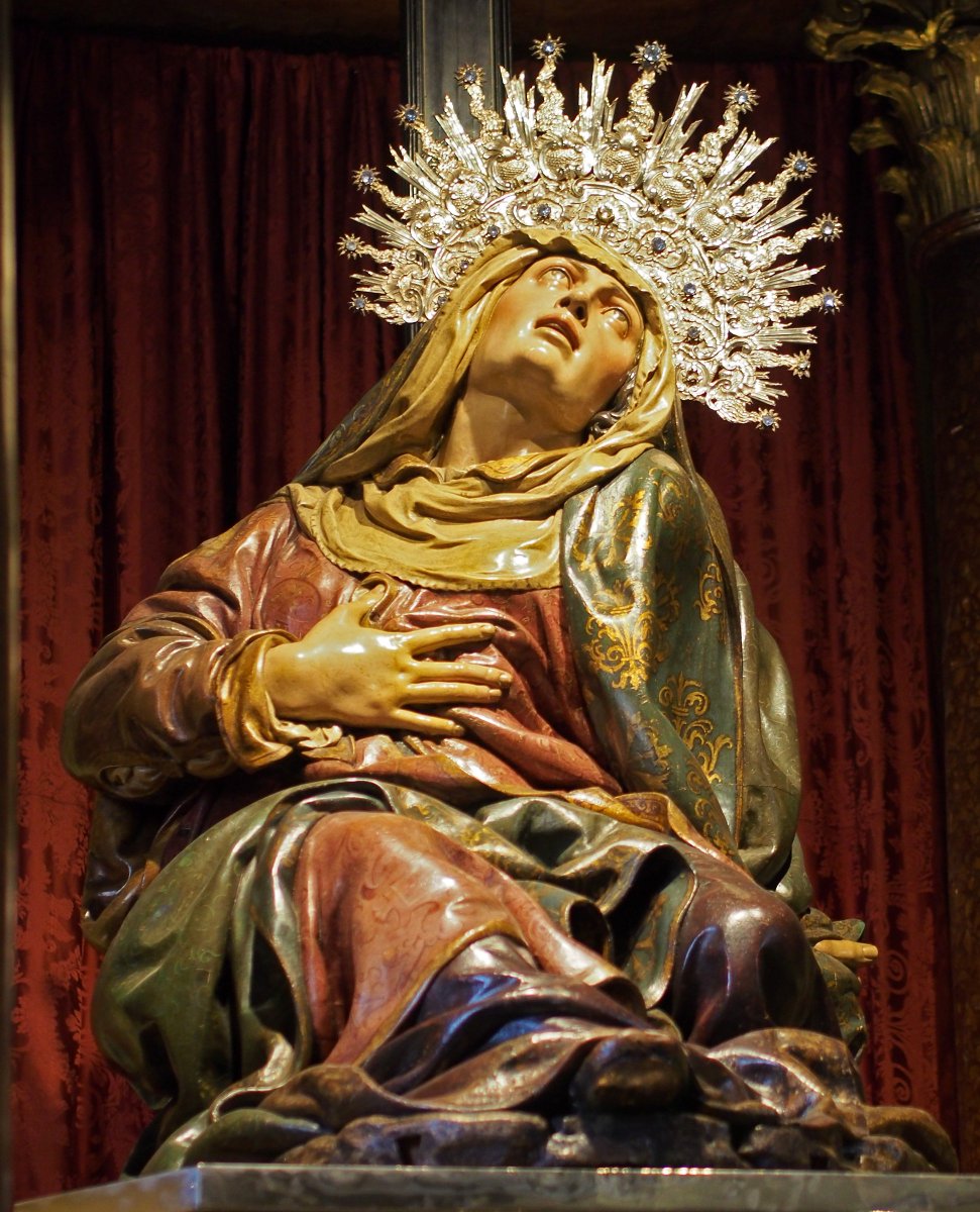 Sr_Fonseca's tweet photo. No soy creyente pero me siento muy orgulloso de mi Semana Santa: el espectáculo barroco por antonomasia. La mejor escultura de madera policromada no está en Florencia ni en Atenas; está en Valladolid. Si esta escultura no te emociona, no es que seas ateo, es que, simple y llanamente, no tienes sensibilidad. Por otra parte, nuestras cofradías centenarias son un patrimonio cultural de valor incalculable. De nuevo: no hace falta ir a misa todos los domingos para reconocer el significado espiritual y místico que tiene ver a cientos de personas marchando en silencio, con la cara tapada, llevando obras de arte sobre los hombros. 
Quien no sabe apreciarlo, no demuestra tener espíritu crítico. Todo lo contrario: demuestra ser un paleto.