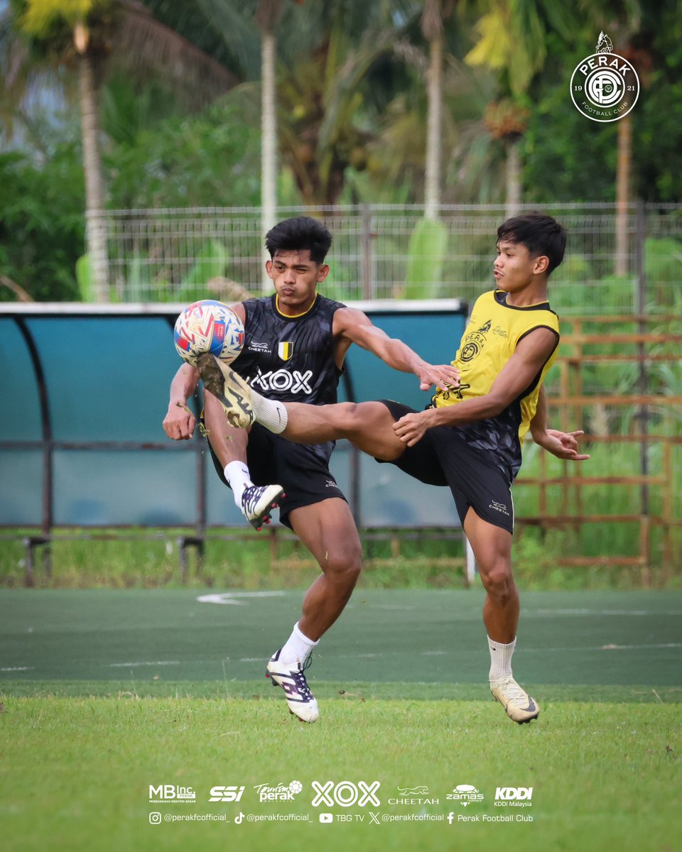 perakfcofficial's tweet photo. Sesi latihan terakhir pasukan Perak FC petang tadi sebelum ✈️ ke Sabah. 

🤍💛🖤

#PerakFC  #KejorYobKejor #ONEXOX #XOXMALAYSIA #RiseAsOne #CheetahMY #CheetahMalaysia #CheetahApparel #WeAreTheYobs #BelangTarungTigaWarna #Misi500kSubsTBG50 https://t.co/Le5ogoNeSA