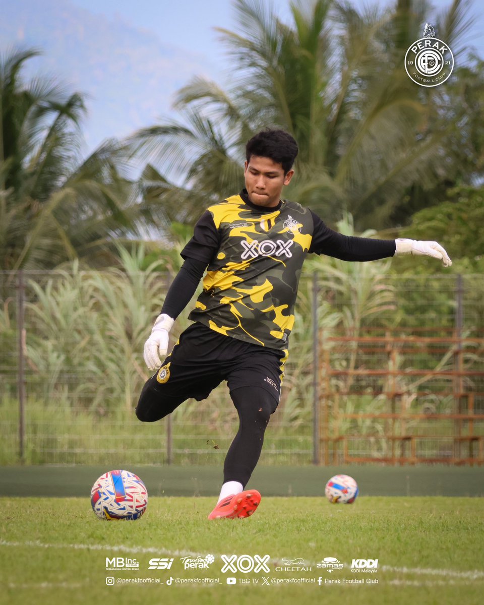 perakfcofficial's tweet photo. Sesi latihan terakhir pasukan Perak FC petang tadi sebelum ✈️ ke Sabah. 

🤍💛🖤

#PerakFC  #KejorYobKejor #ONEXOX #XOXMALAYSIA #RiseAsOne #CheetahMY #CheetahMalaysia #CheetahApparel #WeAreTheYobs #BelangTarungTigaWarna #Misi500kSubsTBG50 https://t.co/Le5ogoNeSA