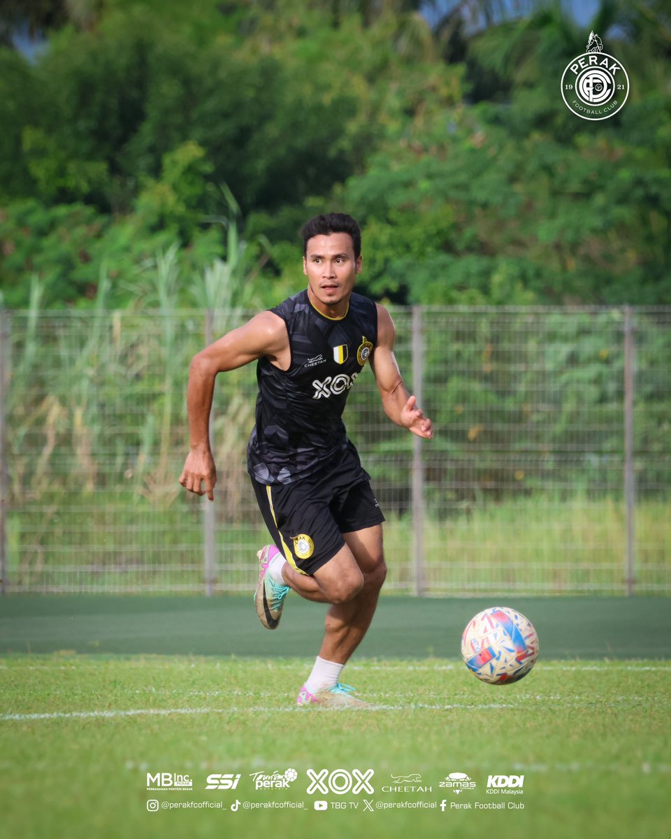 perakfcofficial's tweet photo. Sesi latihan terakhir pasukan Perak FC petang tadi sebelum ✈️ ke Sabah. 

🤍💛🖤

#PerakFC  #KejorYobKejor #ONEXOX #XOXMALAYSIA #RiseAsOne #CheetahMY #CheetahMalaysia #CheetahApparel #WeAreTheYobs #BelangTarungTigaWarna #Misi500kSubsTBG50 https://t.co/Le5ogoNeSA