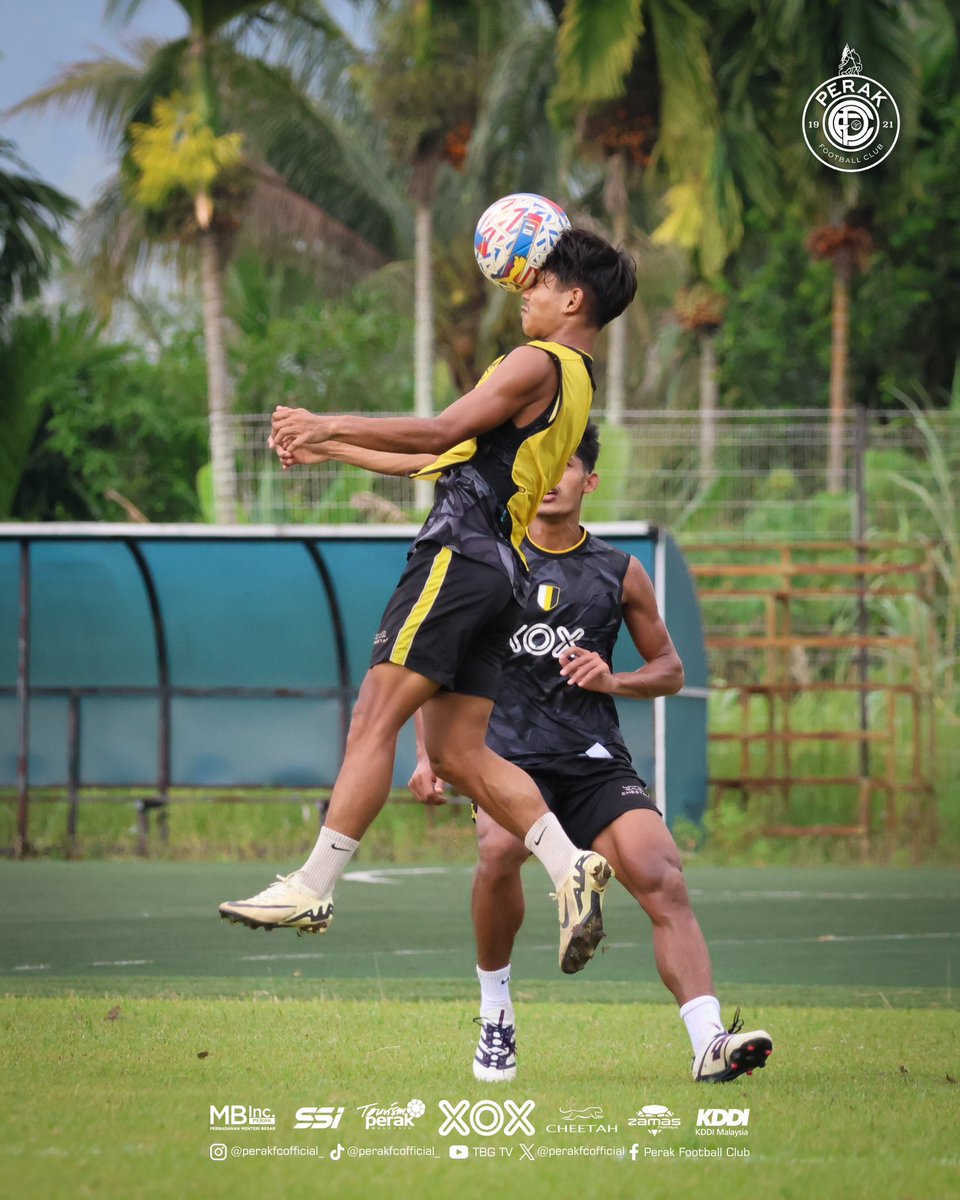 perakfcofficial's tweet photo. Sesi latihan terakhir pasukan Perak FC petang tadi sebelum ✈️ ke Sabah. 

🤍💛🖤

#PerakFC  #KejorYobKejor #ONEXOX #XOXMALAYSIA #RiseAsOne #CheetahMY #CheetahMalaysia #CheetahApparel #WeAreTheYobs #BelangTarungTigaWarna #Misi500kSubsTBG50 https://t.co/Le5ogoNeSA