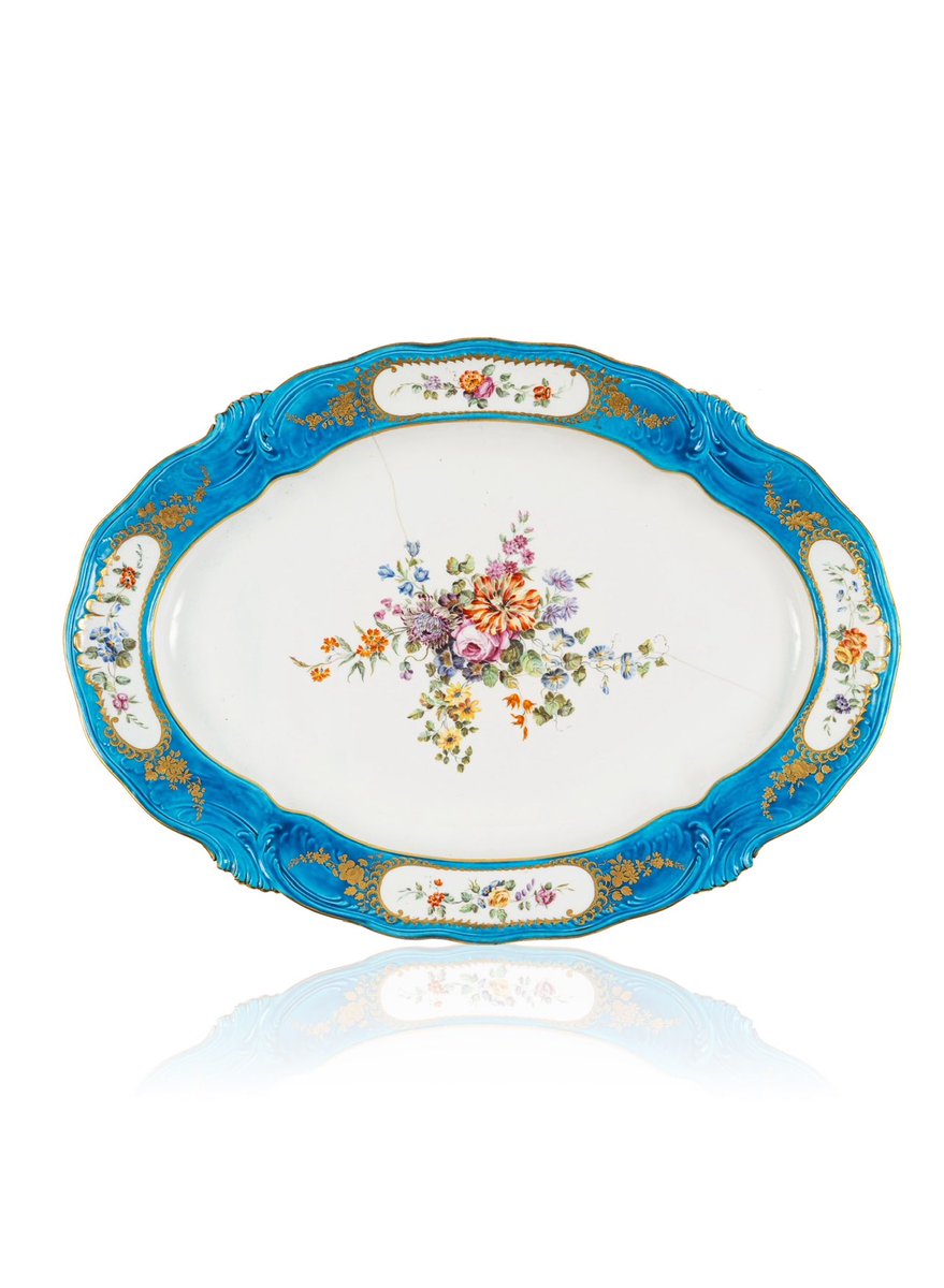 CVersailles's tweet photo. 📢 Acquisition exceptionnelle - Un grand plat du service bleu céleste de Louis XV.

La Société des @amisversailles, grâce au soutien de tous ses membres et au legs de M. Michel Lefèvre, est le mécène de cette acquisition. https://t.co/pdPEmDm1zO