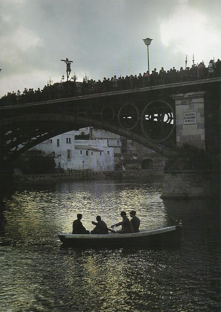 Cristo del Cachorro por el puente de Triana.

Año ¿? (década de 1960).