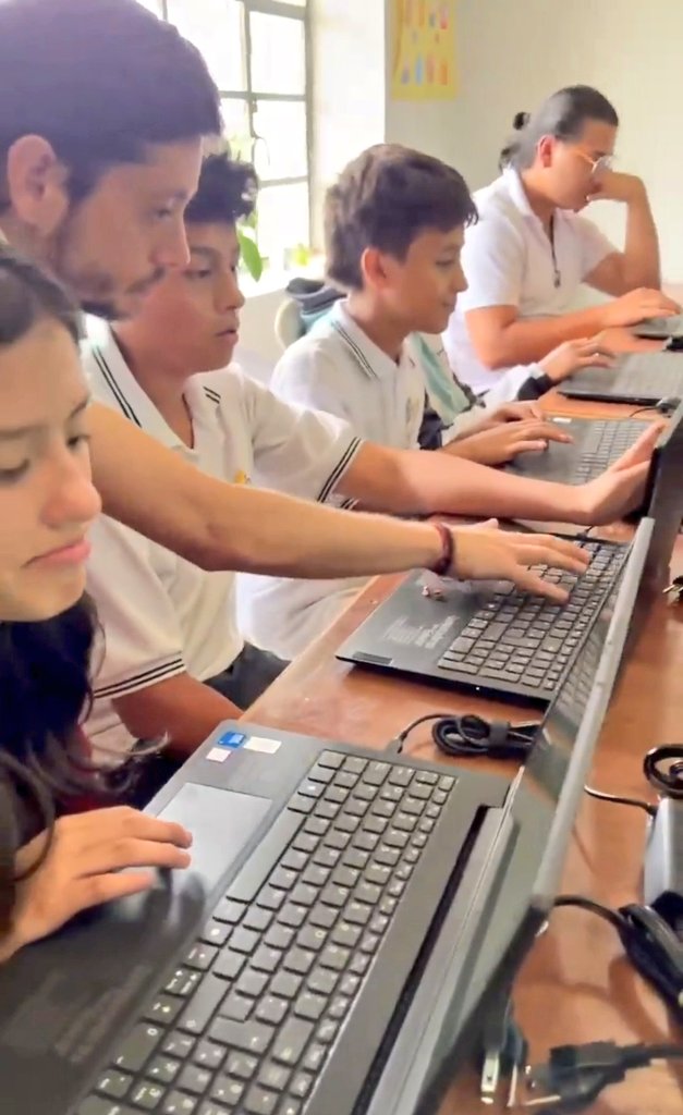 1anoticiass's tweet photo. Gracias al programa Computadores para Educar, recientemente en #Somondoco, #Boyacá, los estudiantes de este municipio recibieron estos elementos de alta calidad que incluyen cerca de 40 contenidos educativos preinstalados para aprender jugando. https://t.co/K14mRd08Tj