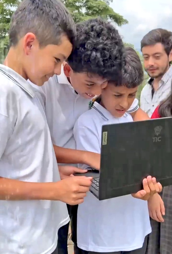 1anoticiass's tweet photo. Gracias al programa Computadores para Educar, recientemente en #Somondoco, #Boyacá, los estudiantes de este municipio recibieron estos elementos de alta calidad que incluyen cerca de 40 contenidos educativos preinstalados para aprender jugando. https://t.co/K14mRd08Tj