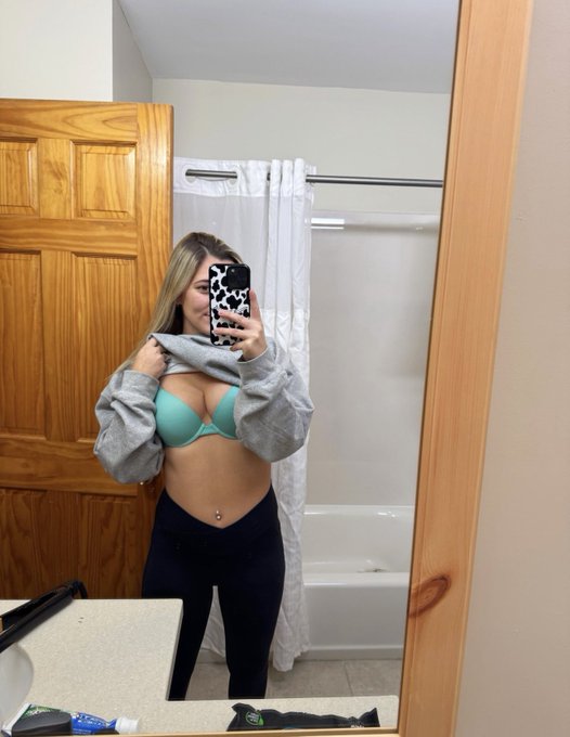 𝐵𝑟𝑖 ❤︎︎ - Me or your mom ? 🤭 https://t.co/7oUmvVmVj5