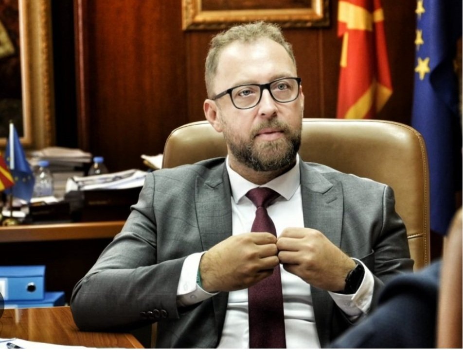 Зоран Љутков, Министер за култура и туризам или трагичар за културата. Неговиот мандат ќе биде запаметен како сузбивач на правата на вработените во култура‼️🚩
3000 вработени во култура остави без плата‼️⚠️