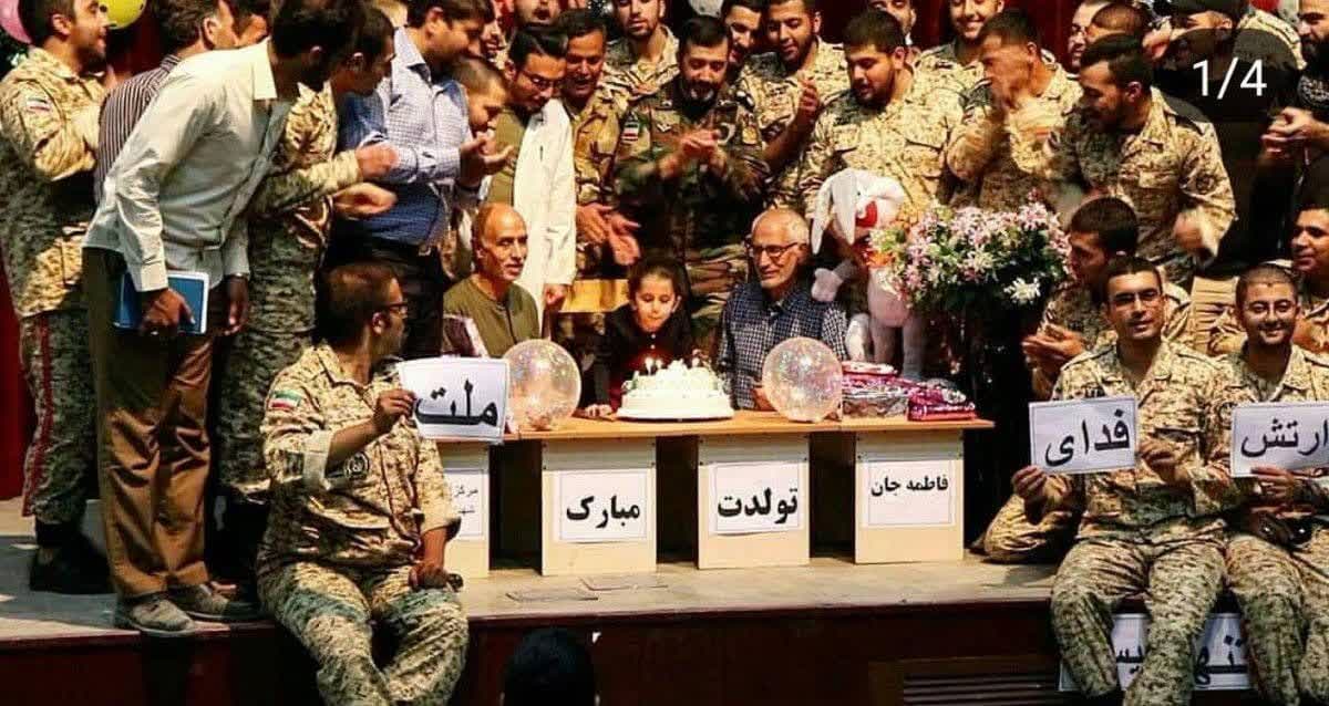 دخترک دندان درد داشت، با مادرش به درمانگاه ارتش رفتند. دکتر داشت معاینه می کرد دخترک گفت که امروزتولدش بوده، باقی ماجرا هم که در تصویر مشخص است. نیروهای ارتشی مستقر در پلدختر در سالن تئاتر شهر برایش تولد گرفتند.

در دل مردم جا داشتن کار هرکسی نیست:)
#ارتش_انقلابی
#حمايت_انقلابى