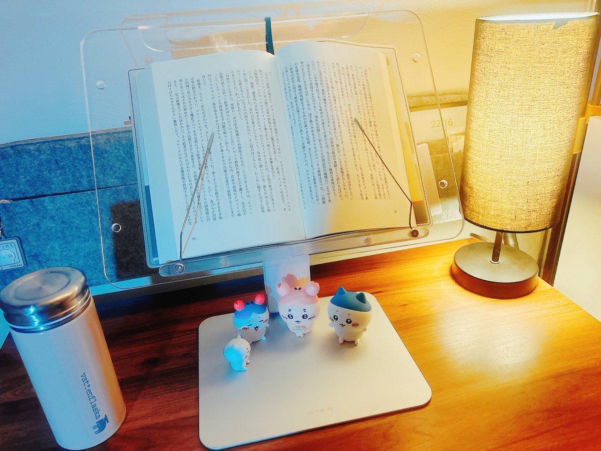 tu_mugin's tweet photo. フォース・ウィング読んでる。
明日休みなので夜更かし中。

＃MITER読書台 https://t.co/7RHhjr2VV8
