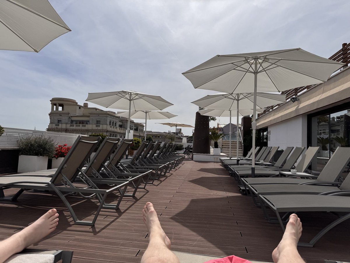 Can’t be at Watford so why not enjoy the match (🤞🏻🤞🏻🤞🏻) from a Barcelona roof terrace?! I’m backing Hannibal to score again today. 1-0 win.
#twitterclarets