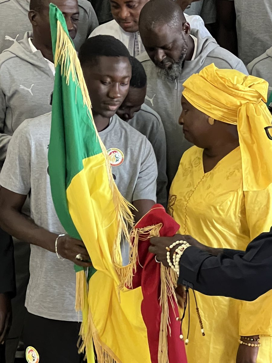 Ahmadoubamba36's tweet photo. Les sélections nationales U20, U15, Beach Soccer et Futsal féminin ont reçu ce matin le drapeau sénégalais au stade Léopold Sédar Senghor. Cap sur les grandes compétitions avec honneur et ambition !

#TeamSenegal | #Drapeau |#FootSN | #BeachSoccer |#Futsal | #U20 #U15 |#SenegalRek |