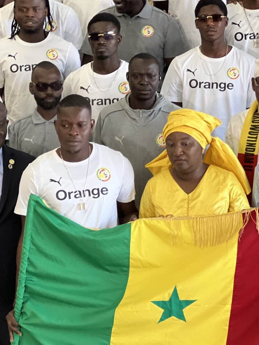 Ahmadoubamba36's tweet photo. Les sélections nationales U20, U15, Beach Soccer et Futsal féminin ont reçu ce matin le drapeau sénégalais au stade Léopold Sédar Senghor. Cap sur les grandes compétitions avec honneur et ambition !

#TeamSenegal | #Drapeau |#FootSN | #BeachSoccer |#Futsal | #U20 #U15 |#SenegalRek |