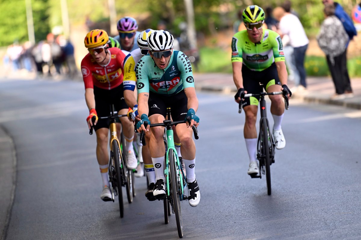 🇧🇪 #DBP25 

🚵‍♂️ Superada la primera mitad del recorrido y las cotas iniciales en el Brabante antes de entrar al circuito

🧐 La fuga de Antonio Soto continúa con 1'40" de ventaja sobre el pelotón a 77km de meta 

📸 <a href="/SprintCycling/">SprintCycling</a>