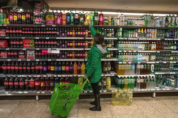 What if your favorite soda is secretly killing you?

Sugary drinks are behind 2.2 million new diabetes cases and 1.1 million heart disease deaths every year.

In some countries, nearly HALF of all diabetes cases are caused by soda.

Are you still drinking it?🧵