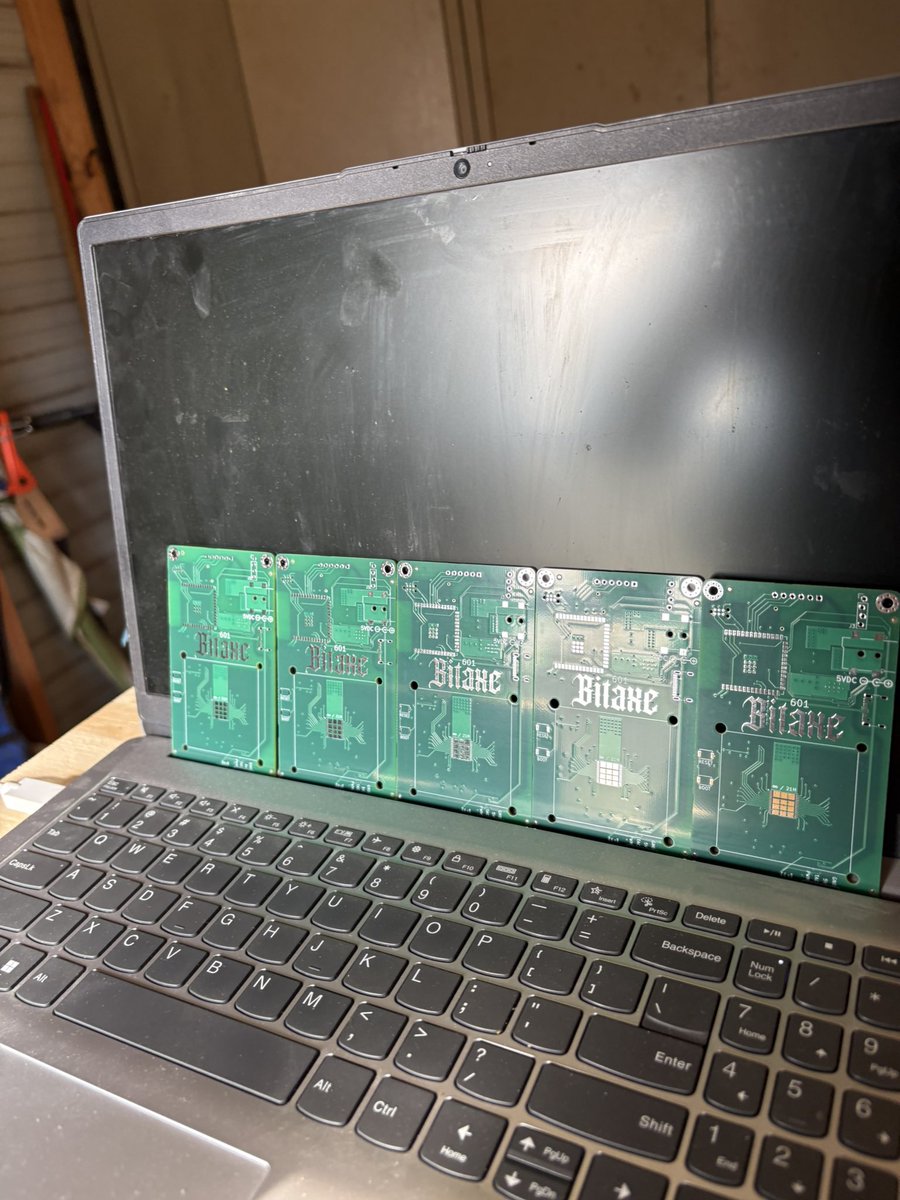 BitcoinVersus_'s tweet photo. Humble Beginnings 📟 #Bitcoin #AxeOS #Bitaxe https://t.co/6UJpBLtzoI