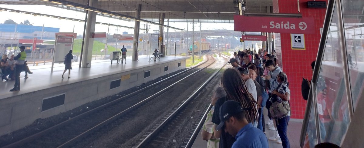 Sexta-feira Santa e plataforma lotada em Suzano sentido Mogi das Cruzes. Na linha-11, da <a href="/CPTM_oficial/">CPTM</a>, nenhum aviso sobre a mudança no trecho é dado até a estação anterior. Qdo vem, diz "em virtude das fortes chuvas". Na verdade, vai levar meses: 

www1.folha.uol.com.br/cotidiano/2025…