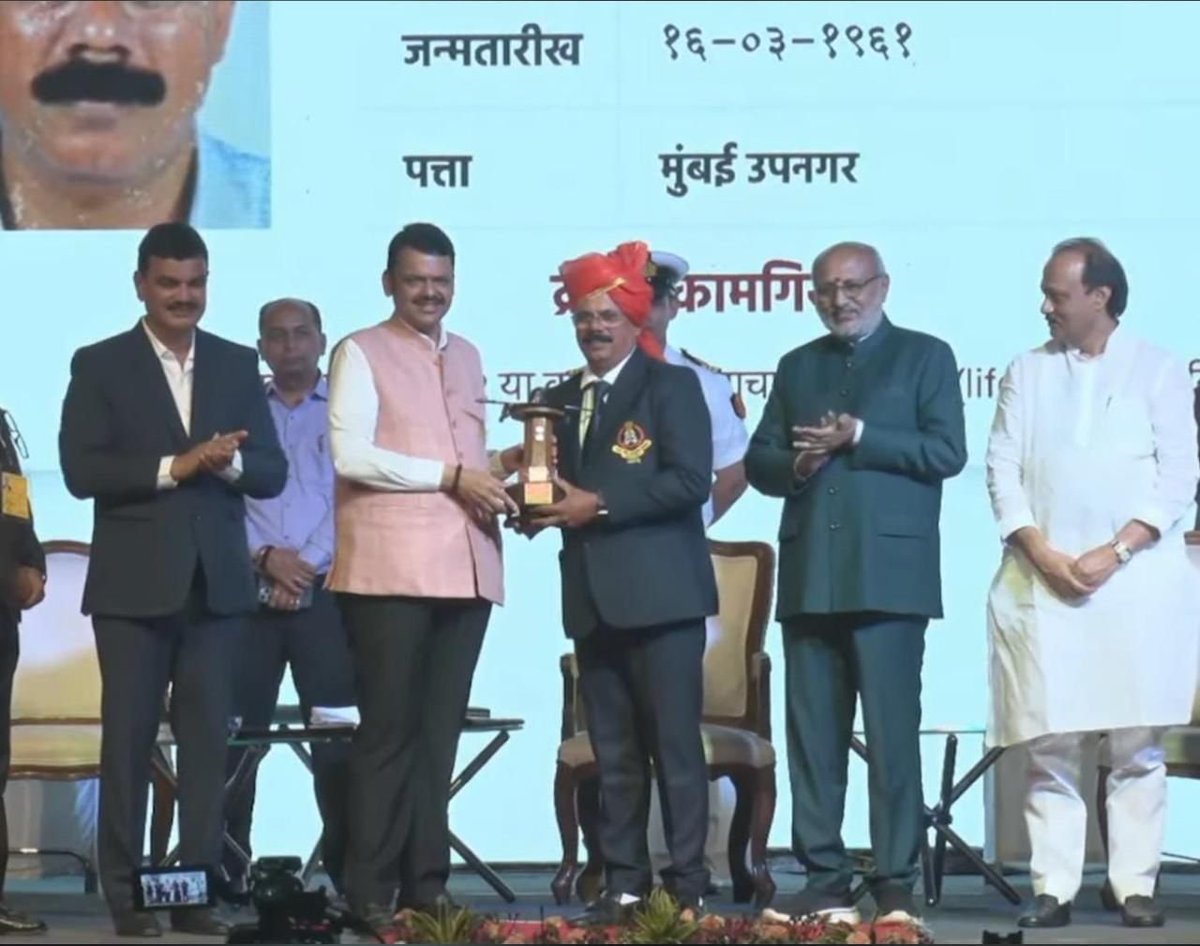 🏆 Another feather in the cap of a legendary coach!

Big congratulations to #DineshLad, childhood coach of India skipper #RohitSharma &amp; #ShardulThakur, on receiving the Shiv Chhatrapati State Sports Award in Pune!

📷: X

#ShivChhatrapatiAward