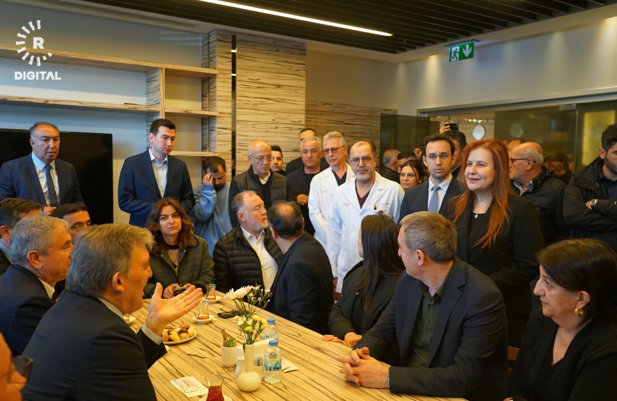 uluser's tweet image. Sırrı Süreyya Önder yogunbakimda bukadar ziyaretçisi varken
Bahçeli de yoğun bakımda neden hiç fotosu ve ziyaretçisi yok ?