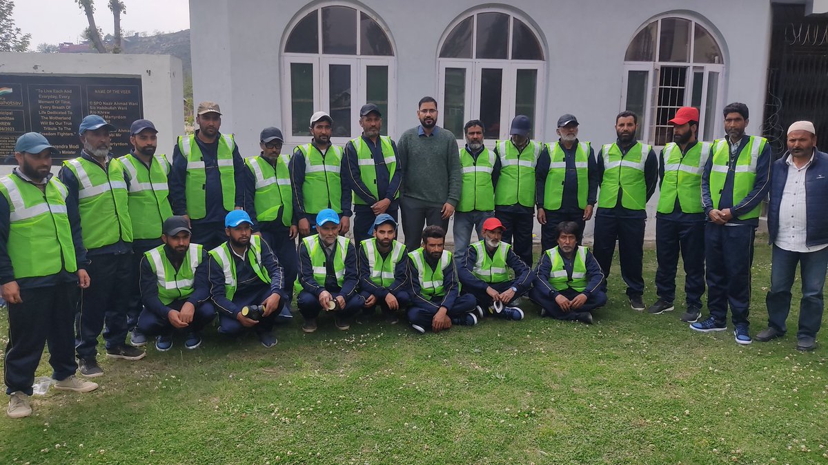 KhrewMc's tweet photo. Summer Uniform distribution programme  in  presence of Executive Officer  MC Khrew  focusing on comfort, safety, identity, and hygiene amongst Safaimitras  working tireless to achieve "Naye Bharat ki Nai Tasweer Swachh Banega Jammu Kashmir" @DULBKASHMIR @dcpulwama @JKHUDD1 https://t.co/1kZnoNk1Xw