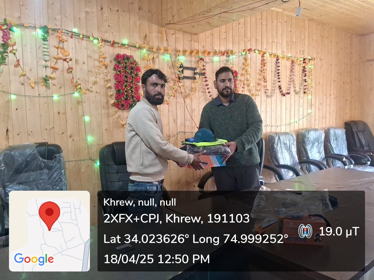 KhrewMc's tweet photo. Summer Uniform distribution programme  in  presence of Executive Officer  MC Khrew  focusing on comfort, safety, identity, and hygiene amongst Safaimitras  working tireless to achieve "Naye Bharat ki Nai Tasweer Swachh Banega Jammu Kashmir" @DULBKASHMIR @dcpulwama @JKHUDD1 https://t.co/1kZnoNk1Xw