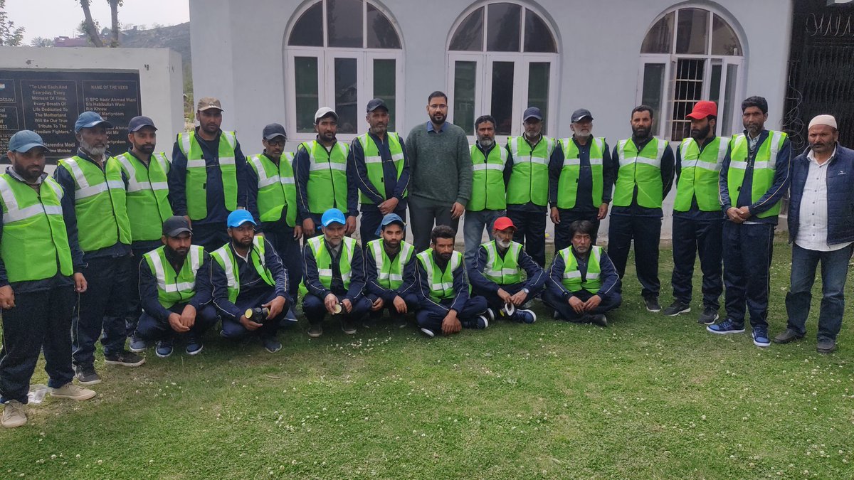 KhrewMc's tweet photo. Summer Uniform distribution programme  in  presence of Executive Officer  MC Khrew  focusing on comfort, safety, identity, and hygiene amongst Safaimitras  working tireless to achieve "Naye Bharat ki Nai Tasweer Swachh Banega Jammu Kashmir" @DULBKASHMIR @dcpulwama @JKHUDD1 https://t.co/1kZnoNk1Xw