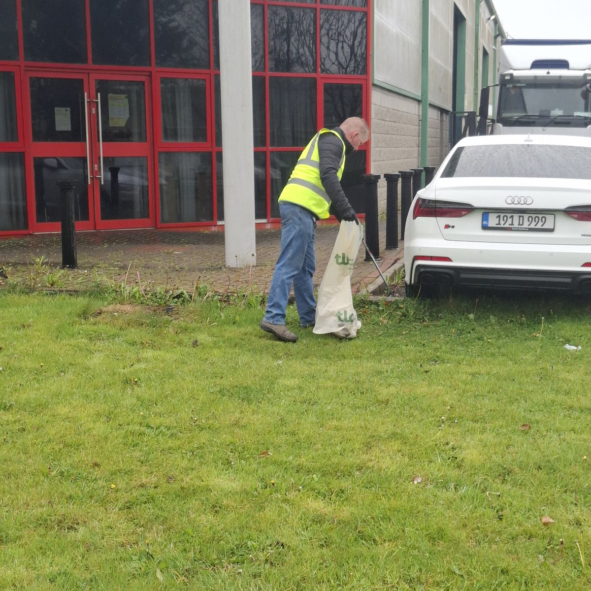 DGDShredding's tweet image. Fantastic effort from the DGD Shredding team taking part in this year’s Team Limerick Clean-Up at Raheen Business Park for hashtag #TLC10 ♻️
#TeamLimerickCleanUp #Recycle #CommunitySpirit #CleanUp #Litter #Waste #Limerick #RaheenBusinessPark