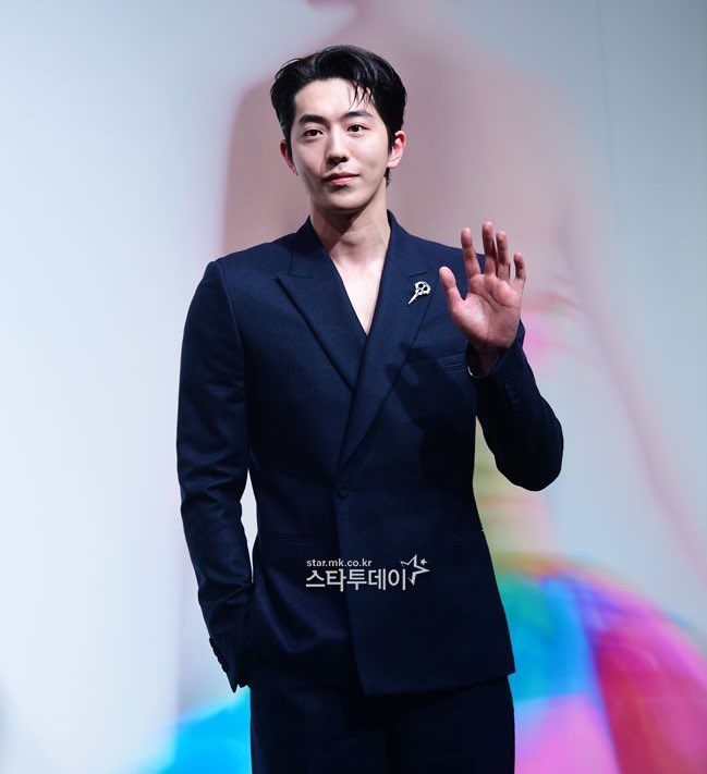loonerenz's tweet photo. Nam Joohyuk like a painting 🤍

No, because if he breathes near me I’m passing out😭😭

#남주혁 #NAMJOOHYUK
#NamJooHyukxDior
#DiorDesignerofDreams
#디올디자이너오브드림스 https://t.co/ZFujdcJFW6