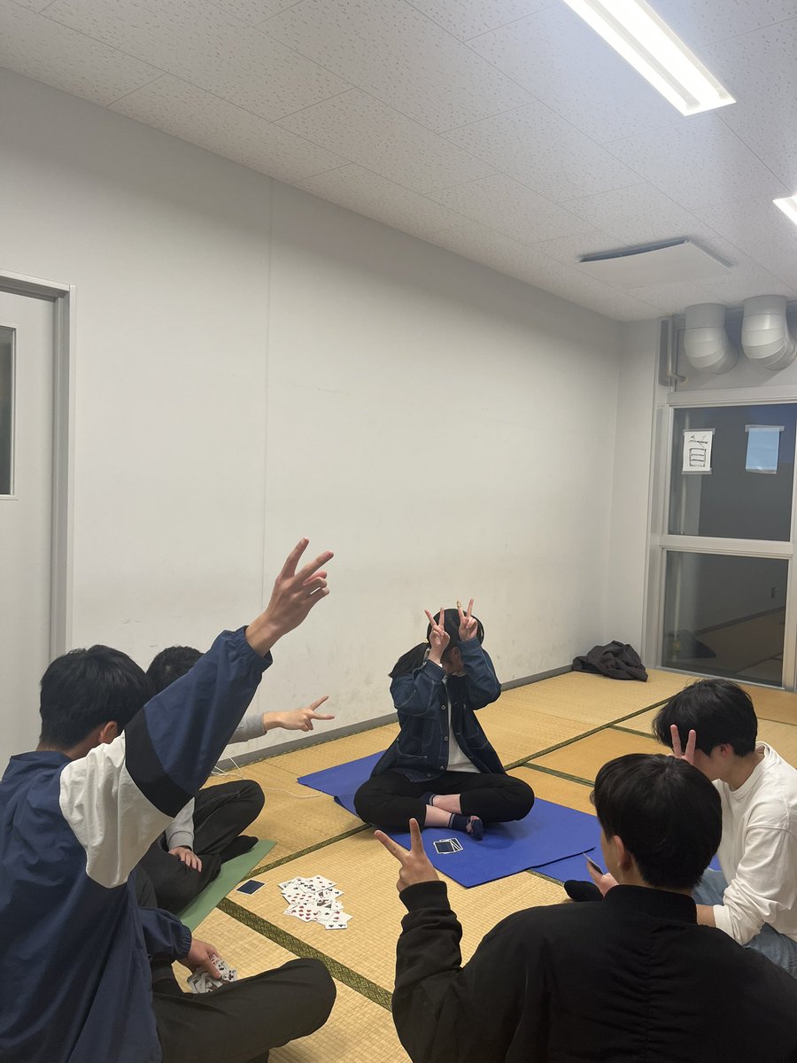 KIT_karuta's tweet photo. 今週の百人一首部の愉快な1年生ズです！！
#百人一首部
#春から九工大 https://t.co/oZnAuOP965