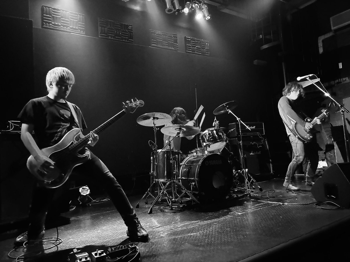 イケメンバンドマンが声掛けてきたと思ったら、カワバタケイタさんだった！Lightning Swells Foreverというバンドで衝動革命のあとに演奏されると教えて頂いて「なんてラッキーだ！」と思った。このバンドはエグい、超ブリティッシュ、超ハードロック！でもそれだけでは無いオンリーワンなサウンド！