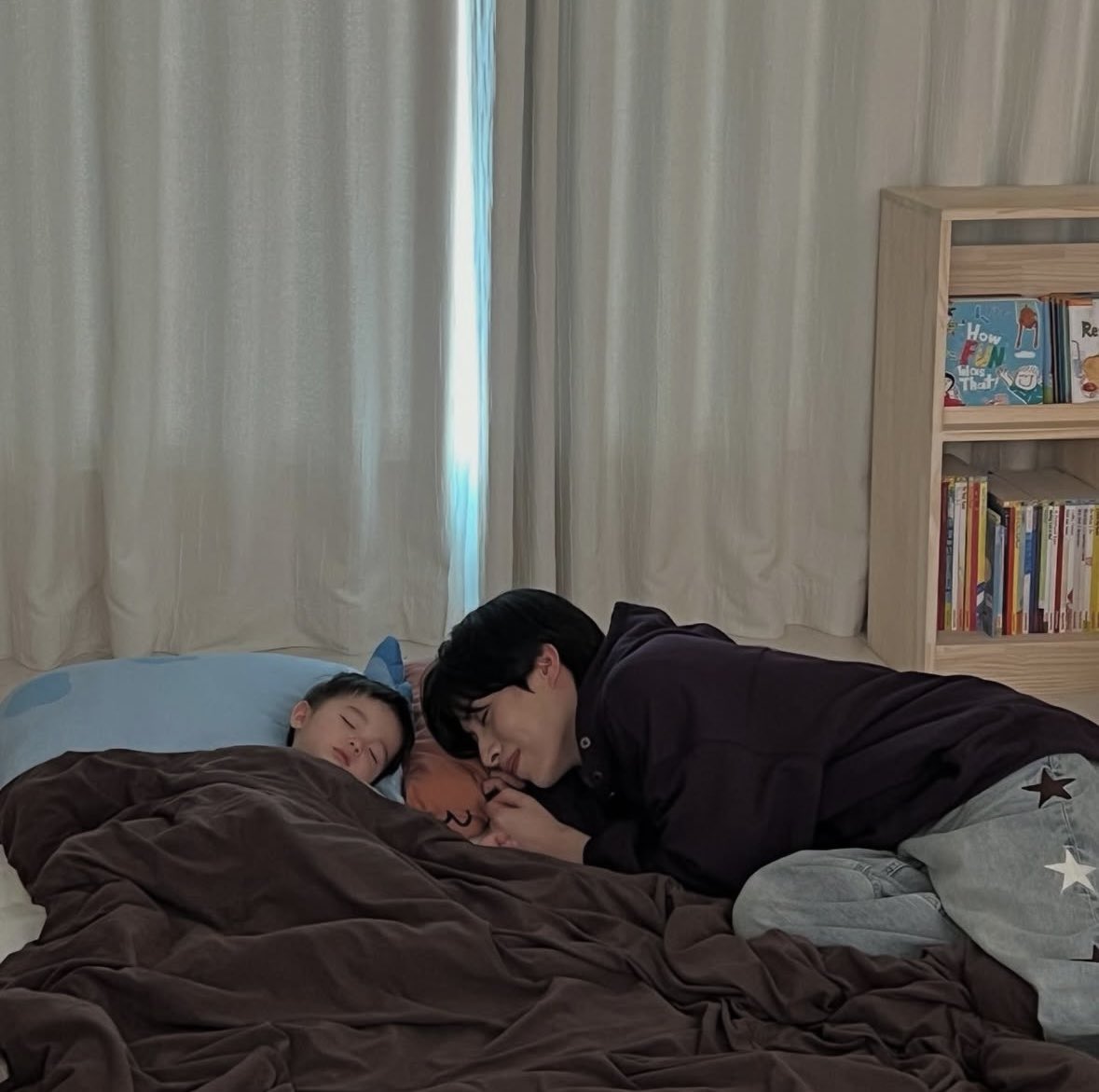 0826fffm's tweet photo. 행복해보여요🥰
(유찬 어머니가 인스타에서 비하인드 사진과 영상을 올려줬다☺️)
#꿈친구_원어스
#ファヌン #환웅 #ONEUS #원어스 #HWANWOONG #XION #시온 https://t.co/lZEmfYku7A