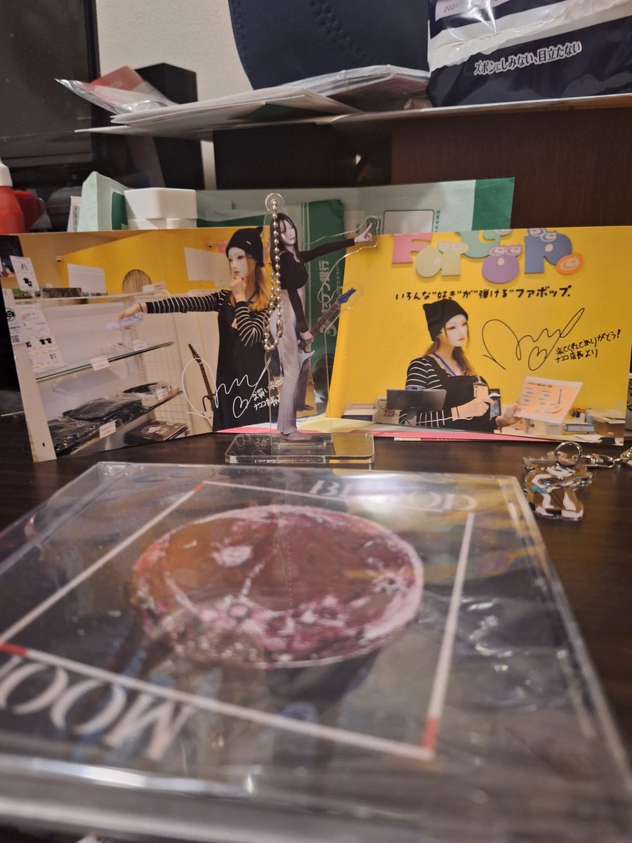 yung1969's tweet photo. 遅れましたが、最近ナココさんにはまって、ついにマルイアネックスに行っちゃいました。
最初はキーフォルダを買いに来たのですが、店員さんに薦めて頂き、CD を買い、写真も頂きました。
1日店長の時、日本語が上手ではなく、言われなきゃ日本人だと思ったというエピソードも… https://t.co/tSOcXC7MfY