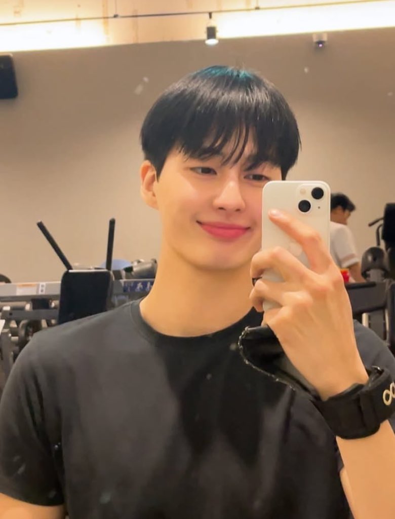 up10_ian's tweet photo. @yezyzhwang Gak mau dangdutan aja? Gue udah siap nih https://t.co/WXZeXsgdBb