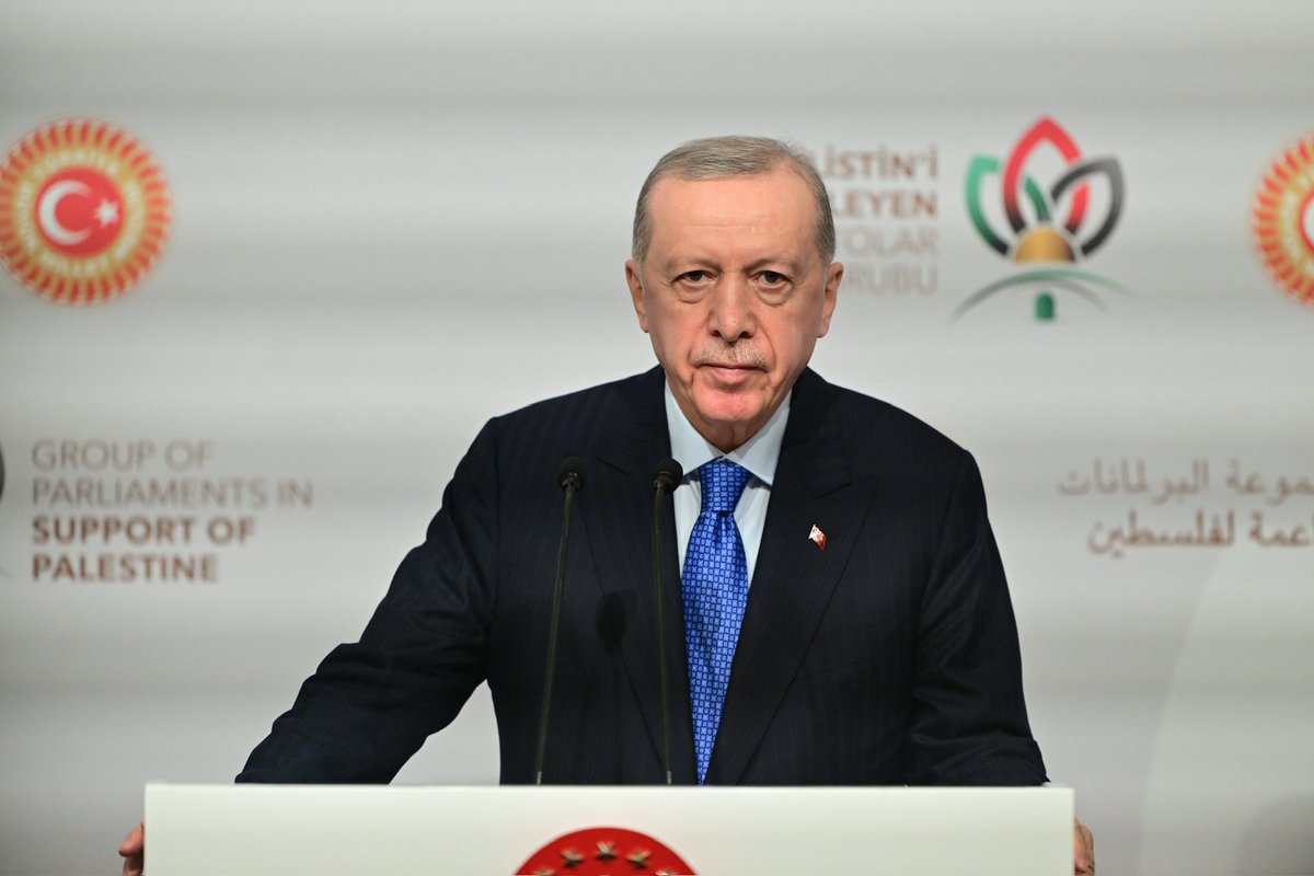 rterdogan_ar's tweet image. سعدت باستضافة المجموعة البرلمانية الداعمة لفلسطين والأصدقاء المخلصين لفلسطين، في بلدنا.
أود أن أقدم شكري الجزيل إلى جميع البرلمانيين الذين يعتبرون القضية الفلسطينية قضيتهم الخاصة ويدعمونها، وأتمنى أن يعود الاجتماع بالخير والفائدة على الجميع.
إن الدفاع عن القضية الفلسطينية ليس…