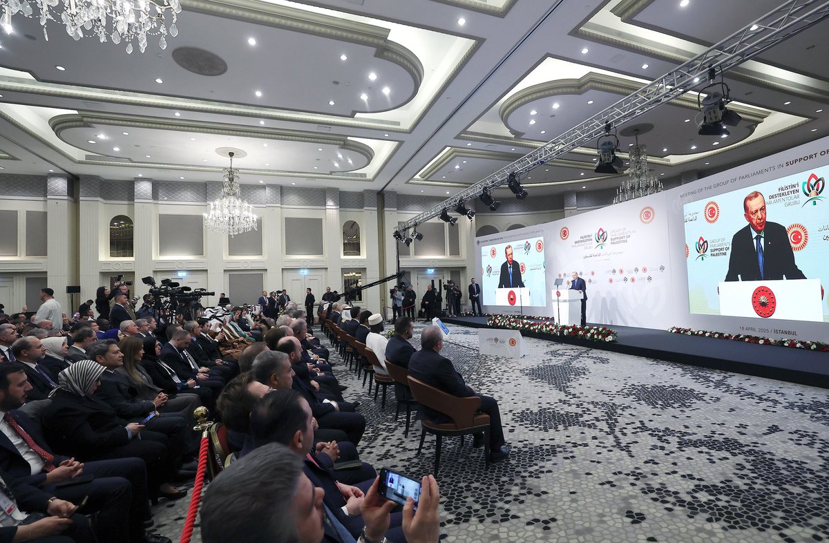 rterdogan_ar's tweet image. سعدت باستضافة المجموعة البرلمانية الداعمة لفلسطين والأصدقاء المخلصين لفلسطين، في بلدنا.
أود أن أقدم شكري الجزيل إلى جميع البرلمانيين الذين يعتبرون القضية الفلسطينية قضيتهم الخاصة ويدعمونها، وأتمنى أن يعود الاجتماع بالخير والفائدة على الجميع.
إن الدفاع عن القضية الفلسطينية ليس…