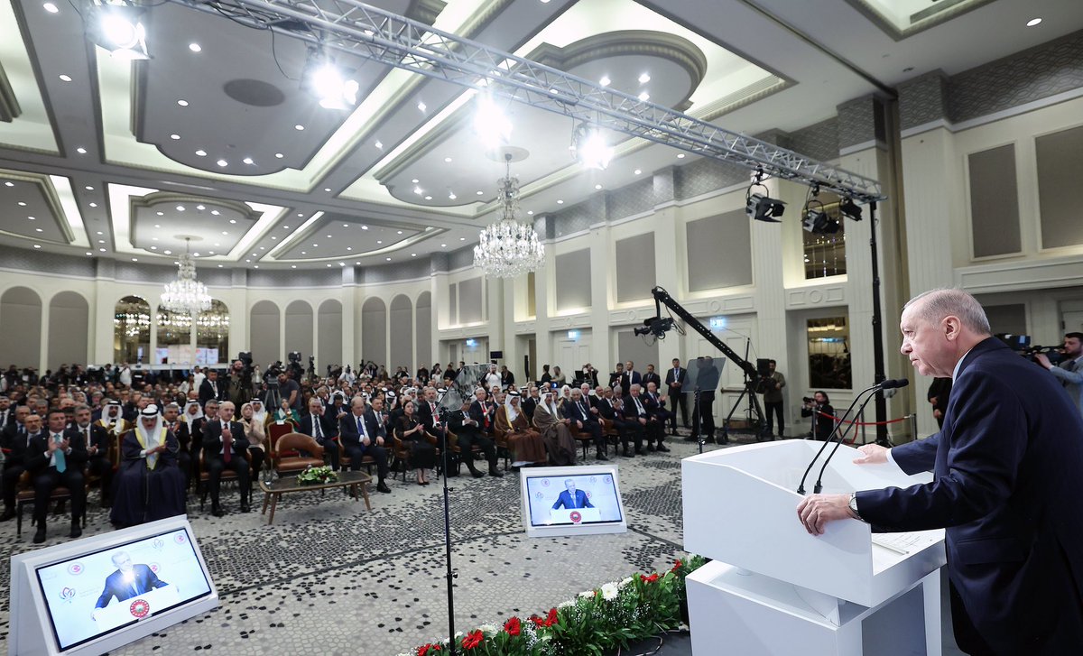 rterdogan_ar's tweet image. سعدت باستضافة المجموعة البرلمانية الداعمة لفلسطين والأصدقاء المخلصين لفلسطين، في بلدنا.
أود أن أقدم شكري الجزيل إلى جميع البرلمانيين الذين يعتبرون القضية الفلسطينية قضيتهم الخاصة ويدعمونها، وأتمنى أن يعود الاجتماع بالخير والفائدة على الجميع.
إن الدفاع عن القضية الفلسطينية ليس…