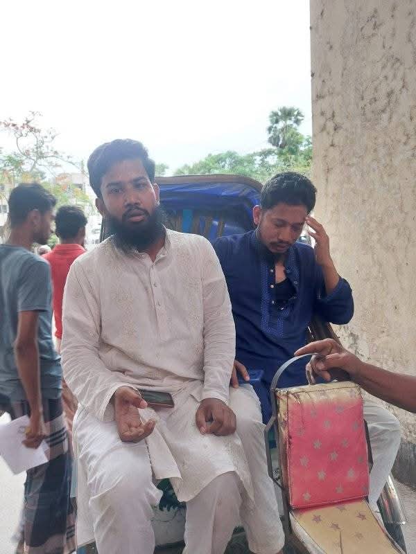 জুলাই ষড়যন্ত্রের অন্যতম সমন্বয়ক এবং ছাত্র অধিকার পরিষদ গোপালগঞ্জ বিজ্ঞান ও প্রযুক্তি বিশ্ববিদ্যালয়ের আহ্বায়ক জসিম উদ্দিন এবং সদস্য সচিব সাইদুর রহমানকে মডেল স্কুলের সামনে লালে লাল করে দিয়েছে।

তারা এখন চিকিৎসাধীন অবস্থায়, গোপালগঞ্জ সদর হাসপাতালে ভর্তি আছে!!
ইনকেলাপ জিন্দাবাল