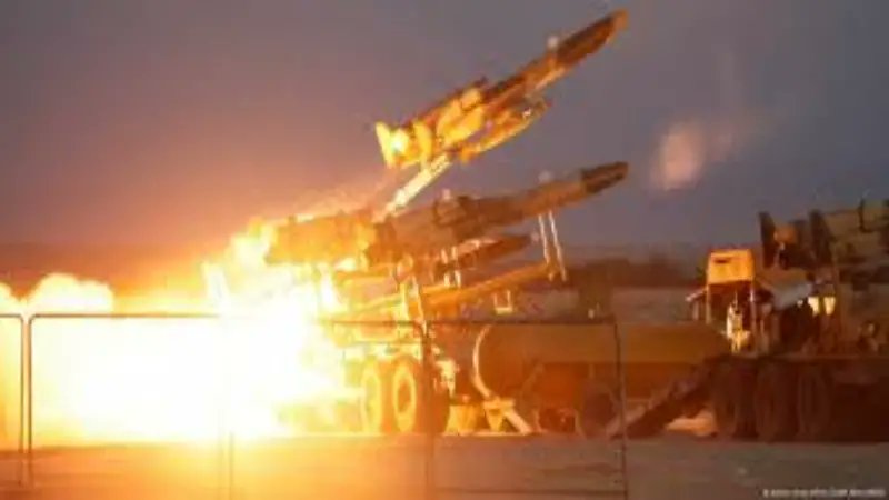 এক মিসাইলেই ইসরাইলের রাজধানীতে কাঁপাকাঁপি, তেল আবিবজুড়ে সাইরেন!